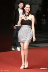 组图：周慧敏白纱裙飘逸现身 小腹扁平力证未怀孕