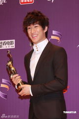 幻灯：香港金像奖后台 李治廷亲吻奖杯难掩欣喜