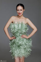 组图：王力可薄荷绿时尚写真 明眸红唇清凉一夏