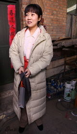 组图：闫妮片场有惊喜 剧组庆生眼泛泪花