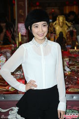 组图：李康宜拜神求票房 爱情长跑结婚顺其自然