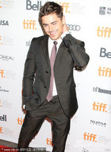 组图：《不顾一切》首映 扎克-埃夫隆西装帅气