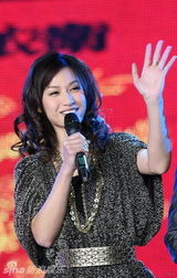 幻灯图：《锦衣卫》北京首映晚会 徐子珊萨顶顶献歌