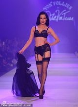 组图：脱衣舞娘蒂塔-万提斯内衣秀复古性感诱惑