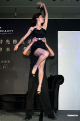 高清组图：翁滋蔓代言保健品 大秀芭蕾展身材