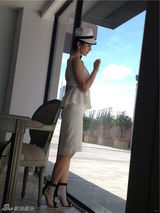 组图：刘庭羽街拍LOOK 白色连衣裙清新