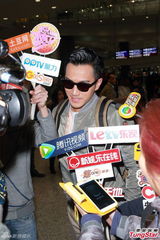 组图：杨幂围巾遮掩小腹 与刘恺威同避怀孕话题