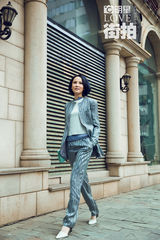 明星爱街拍：摇滚女爵杨乃文浪漫演绎都市OL