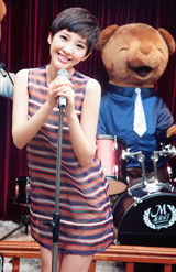 组图：唐艺昕缤纷童趣写真 精灵鬼马宛若萌神