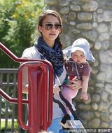 组图：杰西卡-阿尔芭公园亲子游 帮爱女穿鞋显温馨