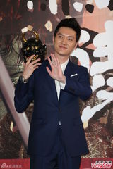 组图：冯绍峰台湾会粉丝 与《兰陵王》面具合影