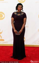 组图：《明迪烦事多》敏迪-卡灵亮相艾美红毯