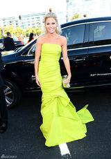 组图：艾美奖红毯 朱丽-鲍温荧光黄礼服明艳