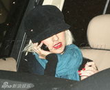 幻灯图集：克里斯蒂娜有惊无险 撞车后依旧购物