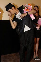 高清组图：钟镇涛带病力撑新片 咬牙搞怪扮晕倒