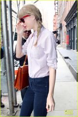 组图：泰勒粉衣红唇俏丽少女 胞弟亮相墨镜酷帅