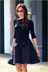 组图：贝嫂维多利亚俏丽短裙身材纤细