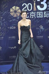 组图：张瑞希立威廉亮相蓝毯 典雅高贵