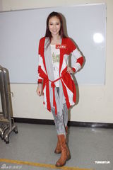 组图：曾华倩新节目录影 浓妆难掩皱纹显老态