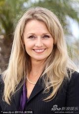 组图：《睡美人》发布会 艾米丽-布朗宁俏皮亮相 