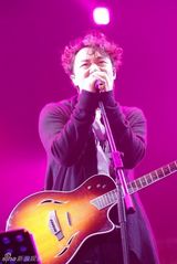 高清：陈奕迅南京开唱全场爆满　认真唱歌不搞怪