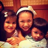 组图：影后李馨巧生活照曝光 十岁萝莉展童真