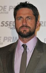 高清图：《赏金猎人》巴黎首映 安妮斯顿红裙夺目