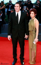 组图：《乔》威尼斯首映 尼古拉斯西装型男