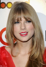 高清图：年度女人音乐奖泰勒-斯威夫特红裙美艳