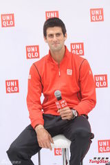 组图：德约科维奇赴沪人气爆棚 时尚站台笑开颜