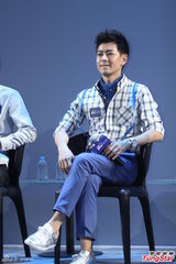 高清图：林志颖格子衫背带裤帅气 赞儿子艺感强