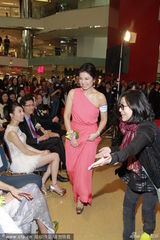 组图：钟楚红粉裙秀香肩 称想找懂厨艺男友作伴