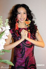 幻灯图：莫文蔚耳挂金鱼爆竹贺岁 祝网友虎虎生蔚