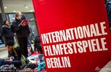 组图：柏林影展紧张筹备 民众排队买票现场爆满