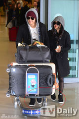 组图：文根英金汎(金范)公开恋情后首亮相牵手回国