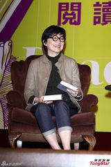 组图：林青霞短发眼镜办朗读会