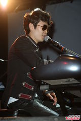 组图：方大同来台开唱黑超耍酷 陶晶莹亮相助阵