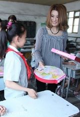 幻灯：尚雯婕儿童节为外来务工子女献爱心