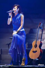 组图：林忆莲台北性感开唱 热情呼喊想歌迷