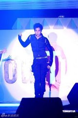 幻灯组图：萧敬腾着铆钉皮衣献唱 卢广仲瑶瑶泯恩仇