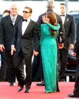 高清图：朱莉闪片绿裙华丽 皮特墨镜遮面耍个性