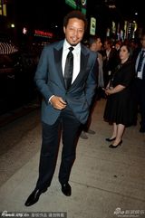 组图：休杰克曼挺《囚徒》首映 与杰克勾肩合照