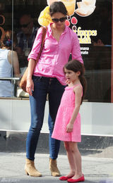 组图：凯蒂与苏瑞粉红母女装外出街边谈心