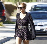 组图：林赛-罗韩外出被拍 穿连身短裙秀美腿