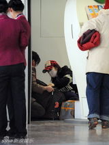 幻灯图：谢娜潮人着装现身机场 翻箱倒柜似“倒妹”