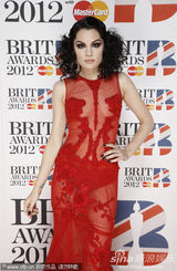 组图：Jessie J透视裙极尽诱惑 登台为火星哥颁奖