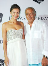 组图：C罗女友伊莉娜白色性感抹胸礼服亮相