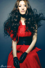 组图：潘辰新专辑造型曝光 红色百褶裙展露大气