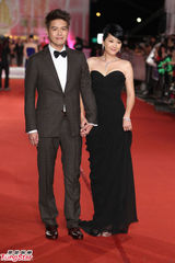 组图：六月与老公李易金钟红毯亲吻秀甜蜜