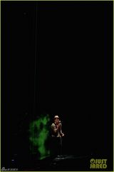 组图：布鲁诺马斯跪地嘶吼 舞台华丽喷火